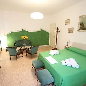 *** Affittacamere Next Stop Casilino Italia